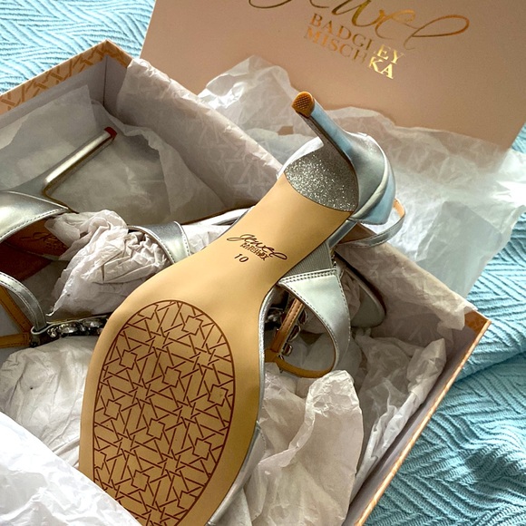 Jewel Badgley Mischka 4" silver heels - Picture 2 of 4